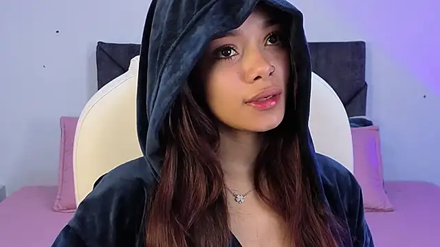 Snapshot of sara_sharma_ chatting on 15, 11, 2025 sara sharma online show from 15, 11, 2025