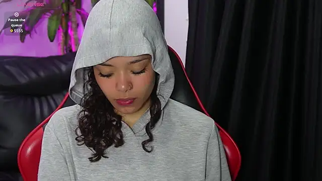 Snapshot of sara_sharma_ chatting on 24, 11, 2025 sara sharma online show from 24, 11, 2025