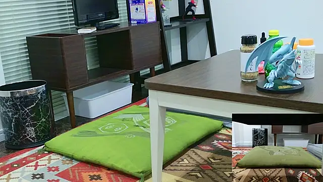 Snapshot of YARASERO-kun chatting on 6, 11, 2025 YARASERO-kun online show from 6, 11, 2025