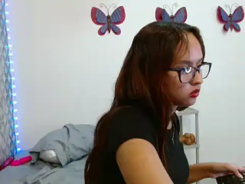 Snapshot of Emilybateee chatting on 7, 3, 2025 Emilybateee online show from 7, 3, 2025