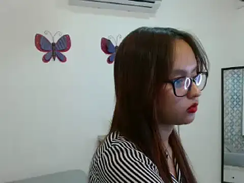Snapshot of Emilybateee chatting on 8, 3, 2025 Emilybateee online show from 8, 3, 2025