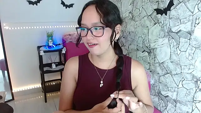 Snapshot of Emilybateee chatting on 17, 10, 2025 Emilybateee online show from 17, 10, 2025