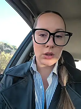 Mona Plus online show from 12, 11, 2025