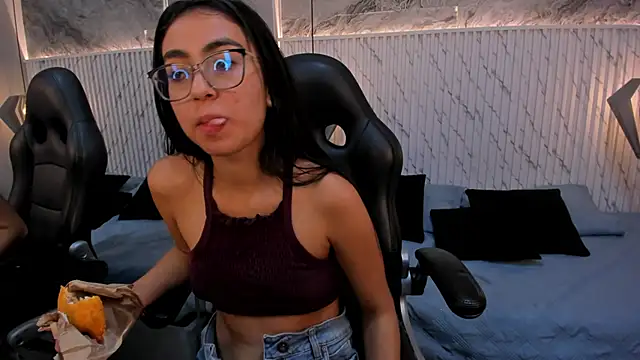 Snapshot of lucelly_15 chatting on 28, 2, 2025 lucelly 15 online show from 28, 2, 2025
