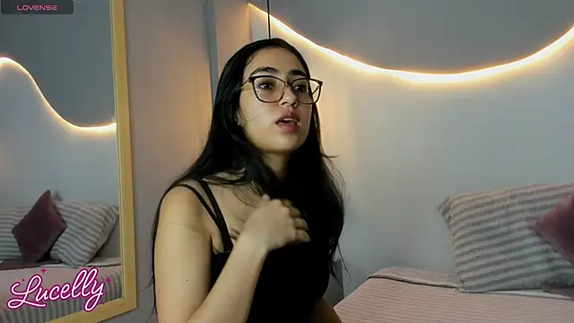 Snapshot of lucelly_15 chatting on 21, 10, 2025 lucelly 15 online show from 21, 10, 2025