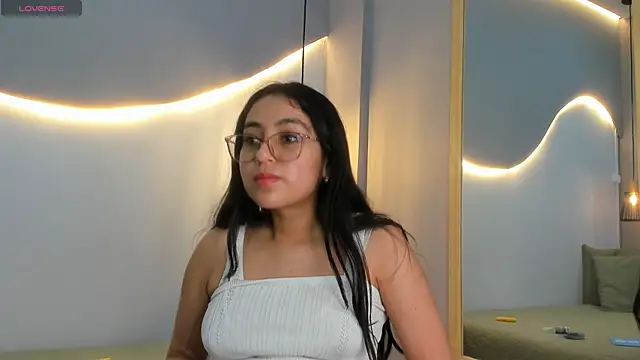 Snapshot of lucelly_15 chatting on 21, 12, 2025 lucelly 15 online show from 21, 12, 2025