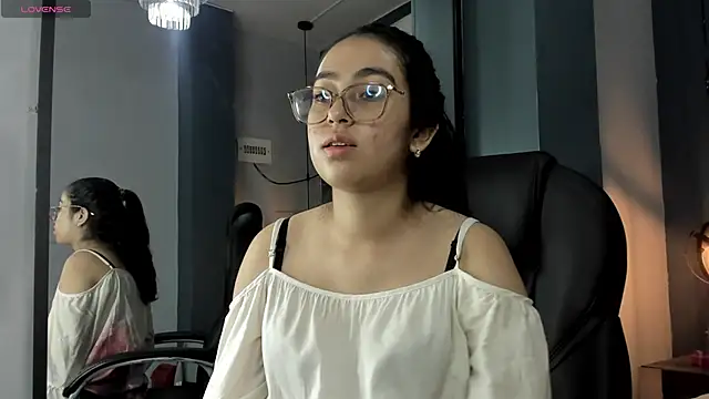 Snapshot of lucelly_15 chatting on 1, 2, 2026 lucelly 15 online show from 1, 2, 2026