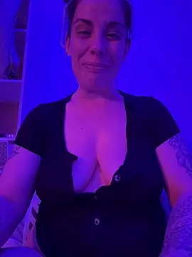 Snapshot of Lar0uch chatting on 24, 2, 2025 Lar0uch online show from 24, 2, 2025