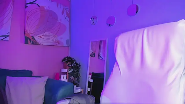 Bella walker  online show from 15, 9, 2025