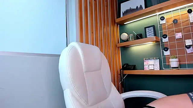 Bella walker  online show from 16, 10, 2025