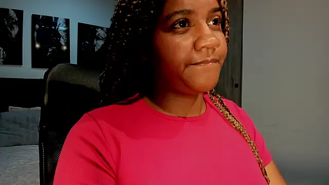 Snapshot of ZahraRose chatting on 12, 9, 2025 ZahraRose online show from 12, 9, 2025