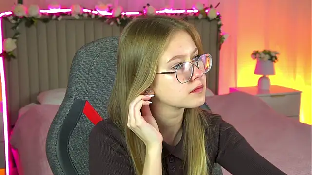 Snapshot of EveMundie chatting on 16, 10, 2025 EveMundie online show from 16, 10, 2025