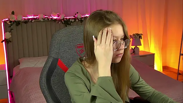 Snapshot of EveMundie chatting on 24, 10, 2025 EveMundie online show from 24, 10, 2025