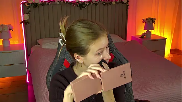 Snapshot of EveMundie chatting on 29, 10, 2025 EveMundie online show from 29, 10, 2025