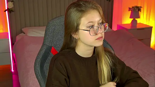 Snapshot of EveMundie chatting on 30, 10, 2025 EveMundie online show from 30, 10, 2025