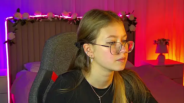 Snapshot of EveMundie chatting on 31, 10, 2025 EveMundie online show from 31, 10, 2025