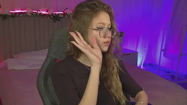 Snapshot of EveMundie chatting on 14, 11, 2025 EveMundie online show from 14, 11, 2025