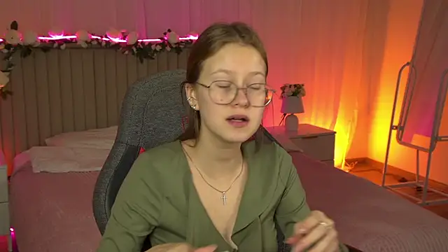 Snapshot of EveMundie chatting on 17, 11, 2025 EveMundie online show from 17, 11, 2025