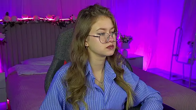 Snapshot of EveMundie chatting on 28, 11, 2025 EveMundie online show from 28, 11, 2025