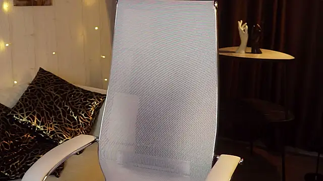 Snapshot of EveMundie chatting on 15, 12, 2025 EveMundie online show from 15, 12, 2025