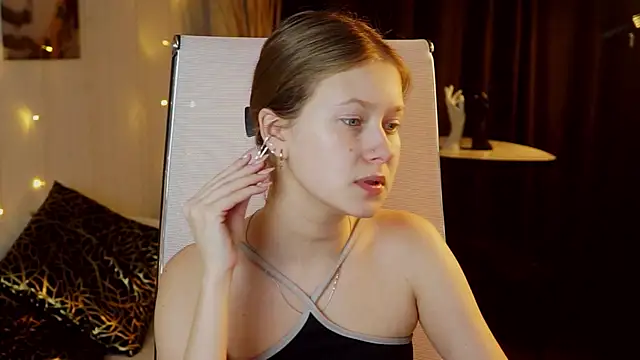 Snapshot of EveMundie chatting on 16, 12, 2025 EveMundie online show from 16, 12, 2025