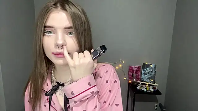 Snapshot of CarolinePepper chatting on 10, 3, 2025 CarolinePepper online show from 10, 3, 2025