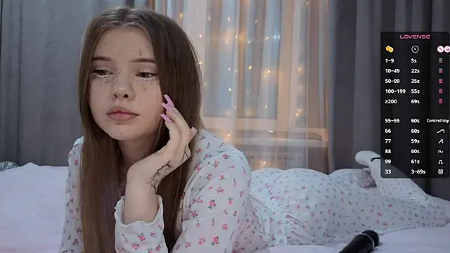 Snapshot of CarolinePepper chatting on 22, 12, 2025 CarolinePepper online show from 22, 12, 2025