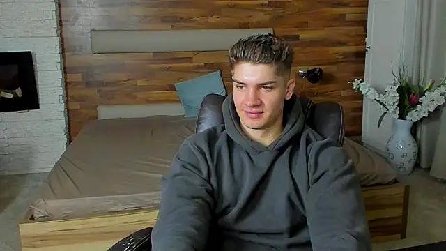 MaxKaiden online show from 30, 3, 2026