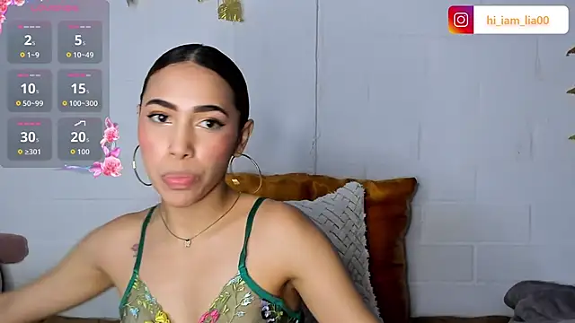 Snapshot of LiaHansson chatting on 13, 11, 2025 LiaHansson online show from 13, 11, 2025