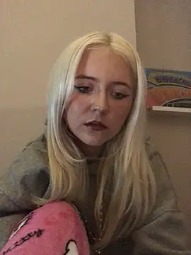 Snapshot of Blondie_Sofia_Essexbabe chatting on 8, 11, 2025 Blondie Sofia Essexbabe online show from 8, 11, 2025