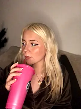 Snapshot of Blondie_Sofia_Essexbabe chatting on 17, 12, 2025 Blondie Sofia Essexbabe online show from 17, 12, 2025