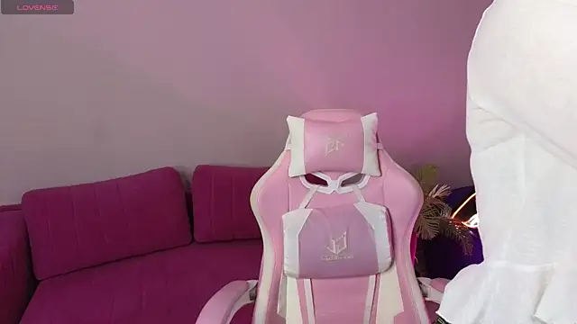 Snapshot of KristinMoore chatting on 12, 11, 2025 KristinMoore online show from 12, 11, 2025