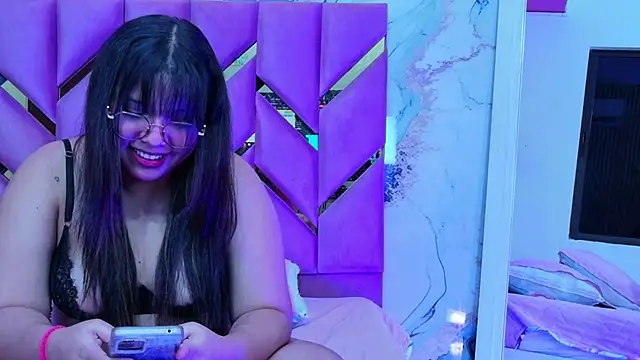 Snapshot of innocenthazel chatting on 2, 12, 2025 innocenthazel online show from 2, 12, 2025