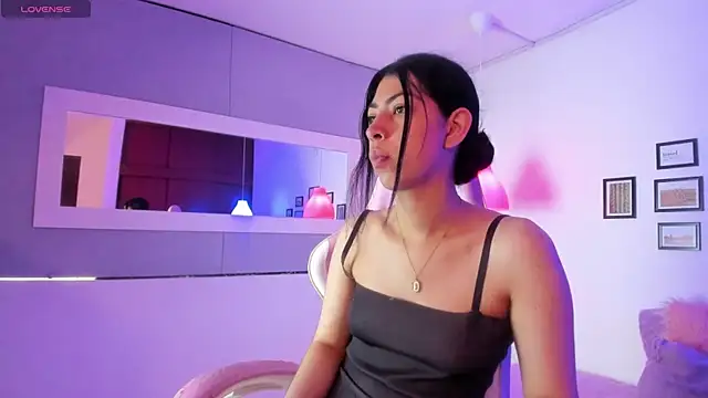 Snapshot of Cassie_bloom chatting on 18, 11, 2025 Cassie bloom online show from 18, 11, 2025