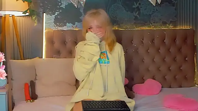 EmilyAngells online show from 4, 3, 2026