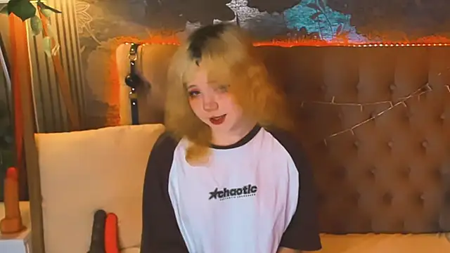 Snapshot of EmilyAngells chatting on 18, 5, 2026 EmilyAngells online show from 18, 5, 2026