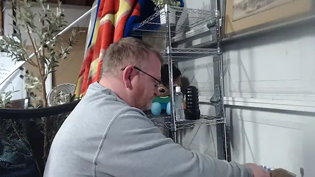 Randomoldguy615 online show from 3, 3, 2025