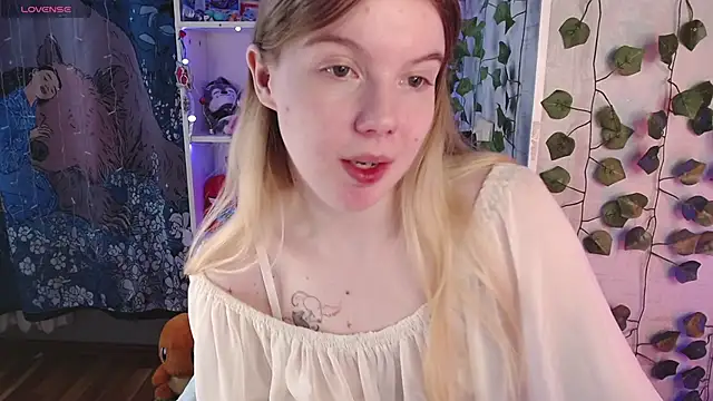 Snapshot of Strawberry_juli chatting on 11, 3, 2025 Strawberry juli online show from 11, 3, 2025