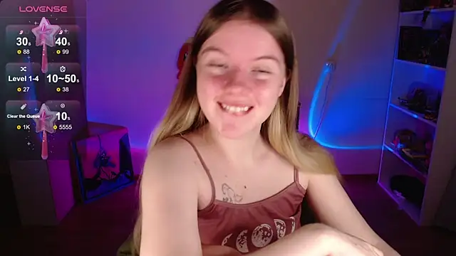 Snapshot of Strawberry_juli chatting on 3, 10, 2025 Strawberry juli online show from 3, 10, 2025