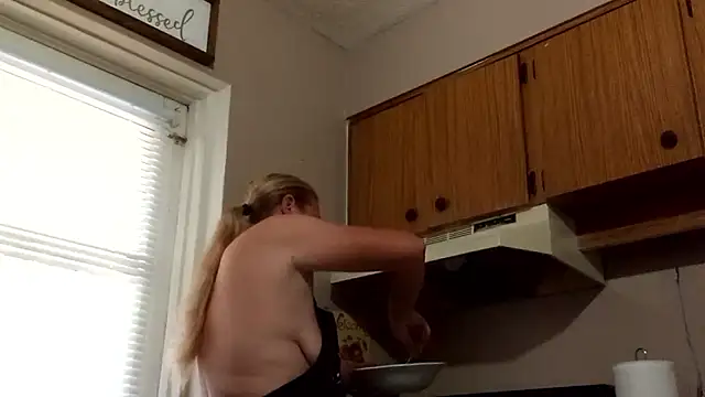 Snapshot of wetnwildforyou chatting on 2, 11, 2025 wetnwildforyou online show from 2, 11, 2025