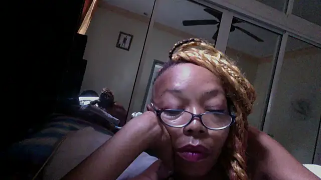Snapshot of Ladyzee25 chatting on 17, 10, 2025 Ladyzee25 online show from 17, 10, 2025