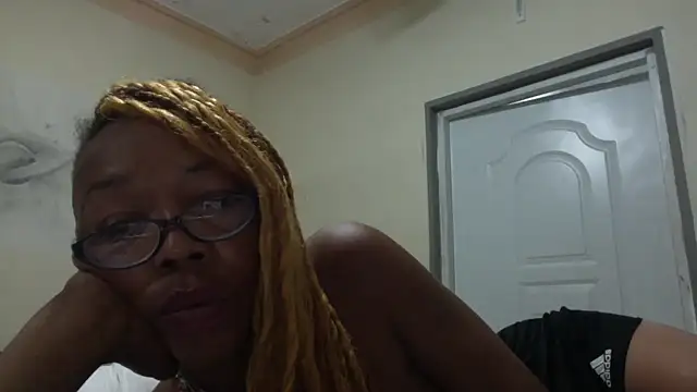 Snapshot of Ladyzee25 chatting on 19, 10, 2025 Ladyzee25 online show from 19, 10, 2025
