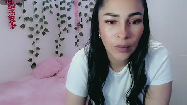 Snapshot of luna_lgomez_ chatting on 8, 3, 2025 luna lgomez online show from 8, 3, 2025