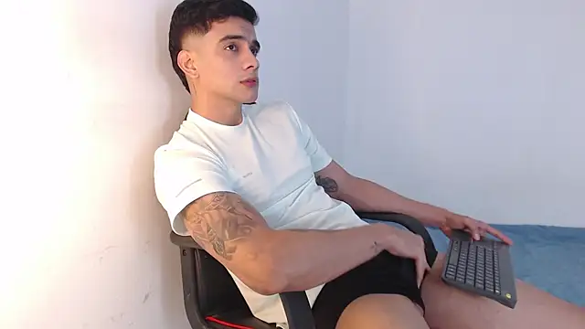 Snapshot of adam_levis17 chatting on 13, 11, 2025 adam levis17 online show from 13, 11, 2025