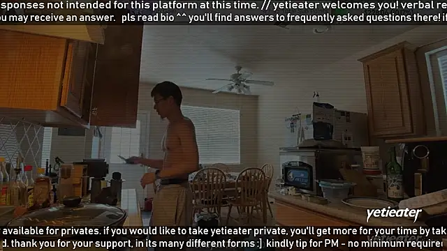 Snapshot of yetieater chatting on 8, 4, 2026 yetieater online show from 8, 4, 2026
