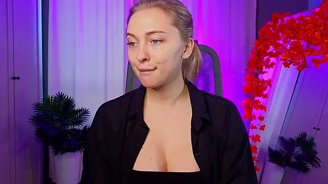 Snapshot of christie_luv chatting on 8, 11, 2025 christie luv online show from 8, 11, 2025