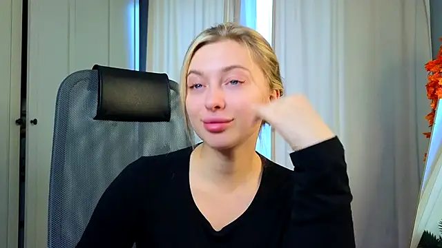 Snapshot of christie_luv chatting on 20, 11, 2025 christie luv online show from 20, 11, 2025