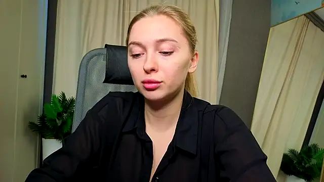 Snapshot of christie_luv chatting on 5, 12, 2025 christie luv online show from 5, 12, 2025