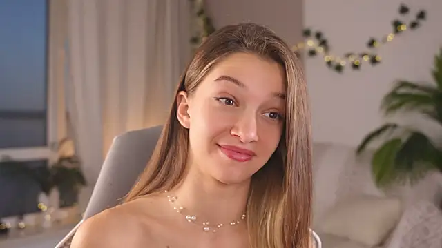 Snapshot of UdelaHathorne chatting on 12, 9, 2025 UdelaHathorne online show from 12, 9, 2025