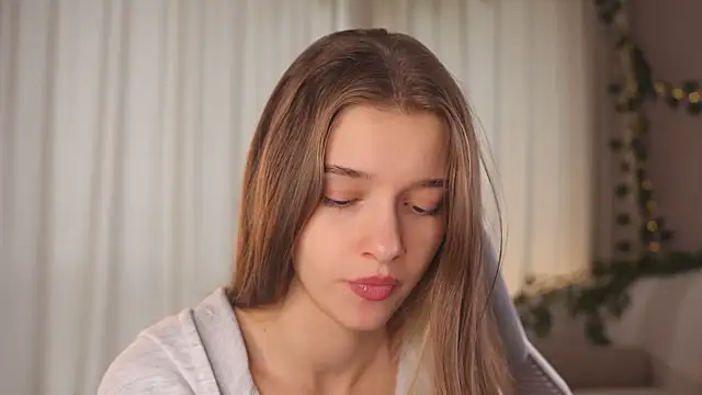 Snapshot of UdelaHathorne chatting on 19, 9, 2025 UdelaHathorne online show from 19, 9, 2025